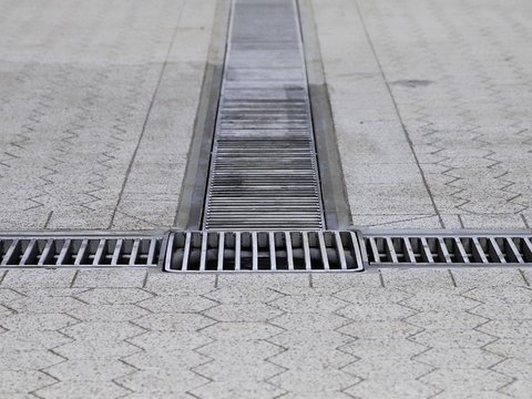 Entwässerungssystem im Bodenbelag