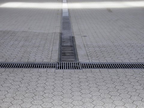 Hexagonförmiger Bodenbelag mit Entwässerungssystem von rubotec