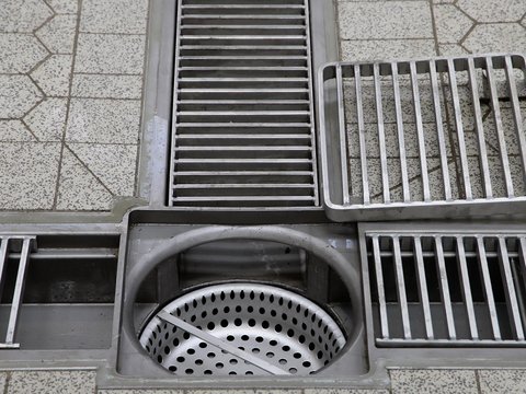 rubotec-Entwässerungsrinne mit Schlammfang in Industriehalle 