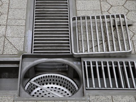 Entwässerungsrinne aus Edelstahl mit Schlammfang / Geruchsverschluss