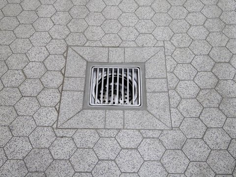 Hexagonförmiger Industriebodenbelag mit Abfluss