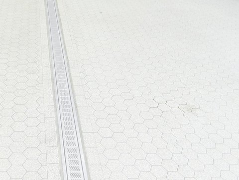 Hellgrauer Industriebodenbelag in Wabenform von rubotec